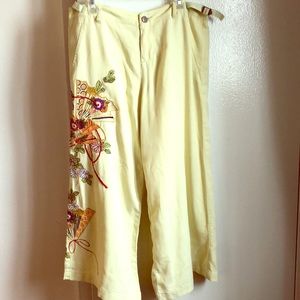 Da-Nang wide-leg crop pant with side detail.